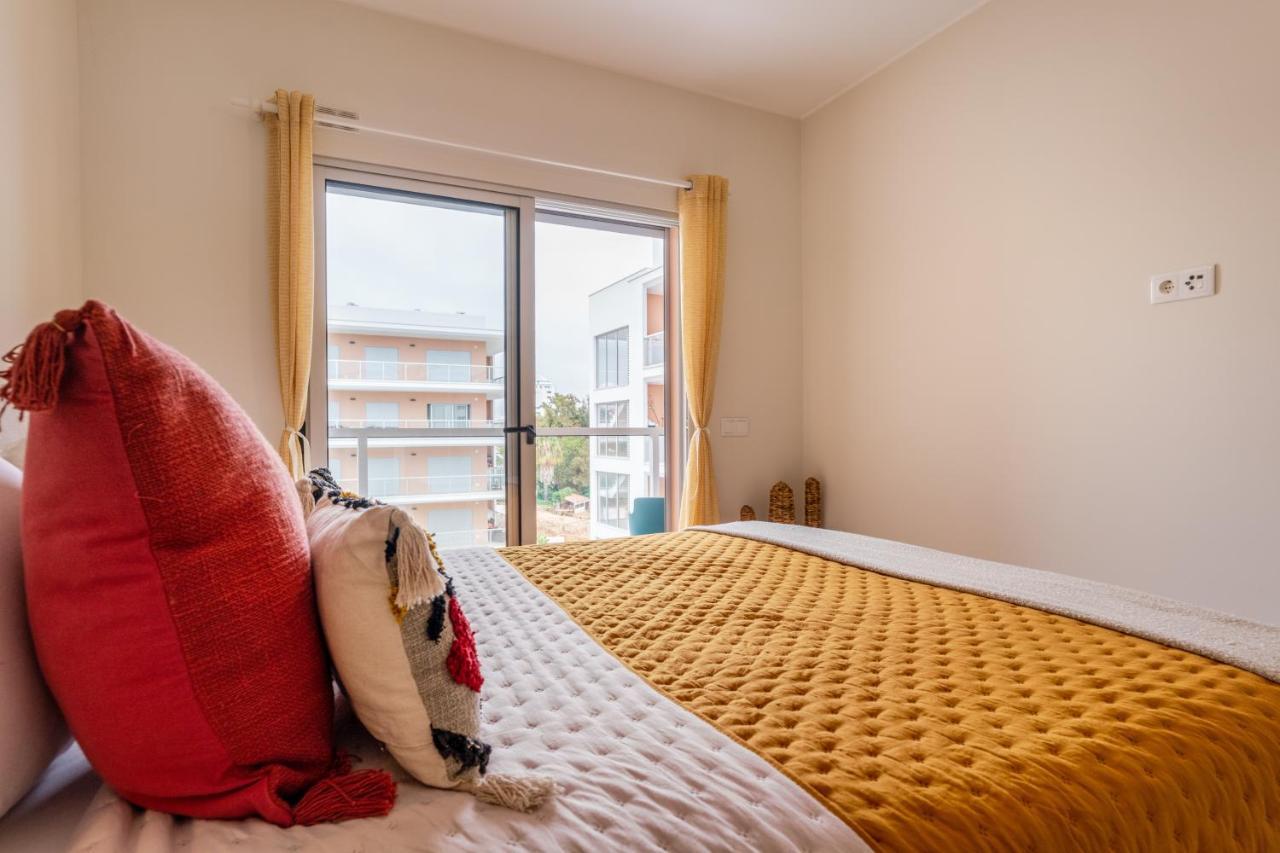 Sunny Brand New 2-Bedroom Apt - 500M From Praia Da Rocha With Ac And Pool! ปอร์ติเมา ภายนอก รูปภาพ