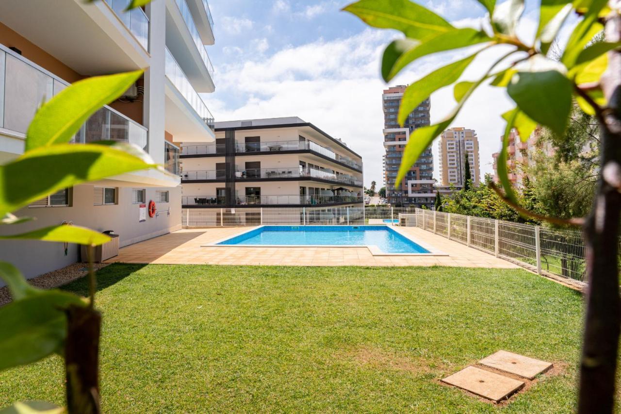 Sunny Brand New 2-Bedroom Apt - 500M From Praia Da Rocha With Ac And Pool! ปอร์ติเมา ภายนอก รูปภาพ
