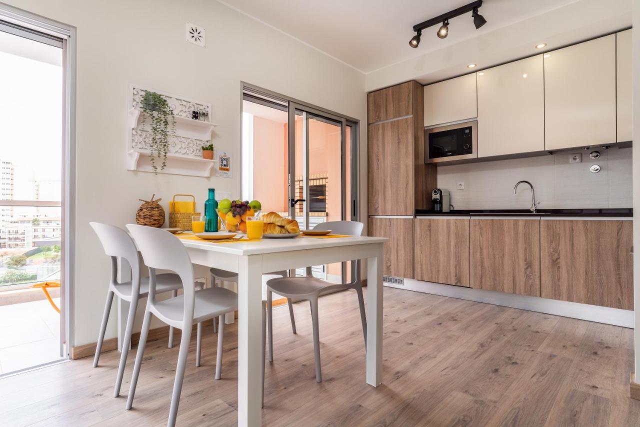 Sunny Brand New 2-Bedroom Apt - 500M From Praia Da Rocha With Ac And Pool! ปอร์ติเมา ภายนอก รูปภาพ